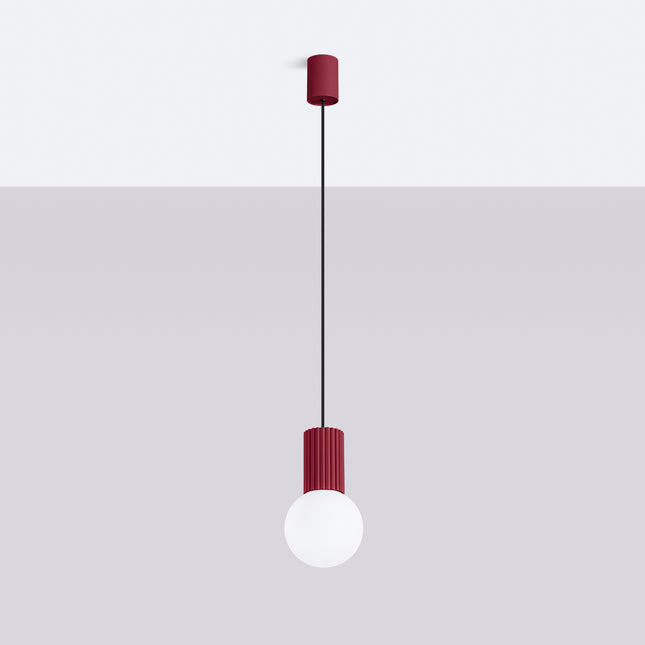 Suspension Halo 1 bordeaux vue de face, globe en verre opalin et cylindre aluminium nervuré