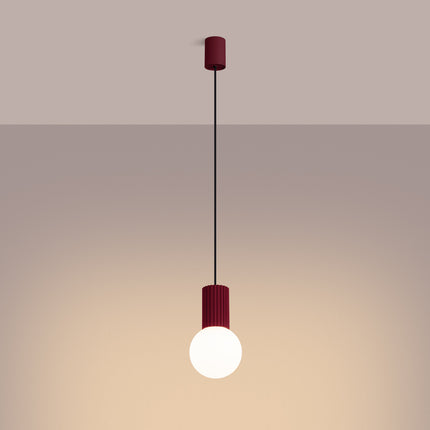 Suspension Halo 1 bordeaux, détail du cylindre nervuré en aluminium et du câble de suspension