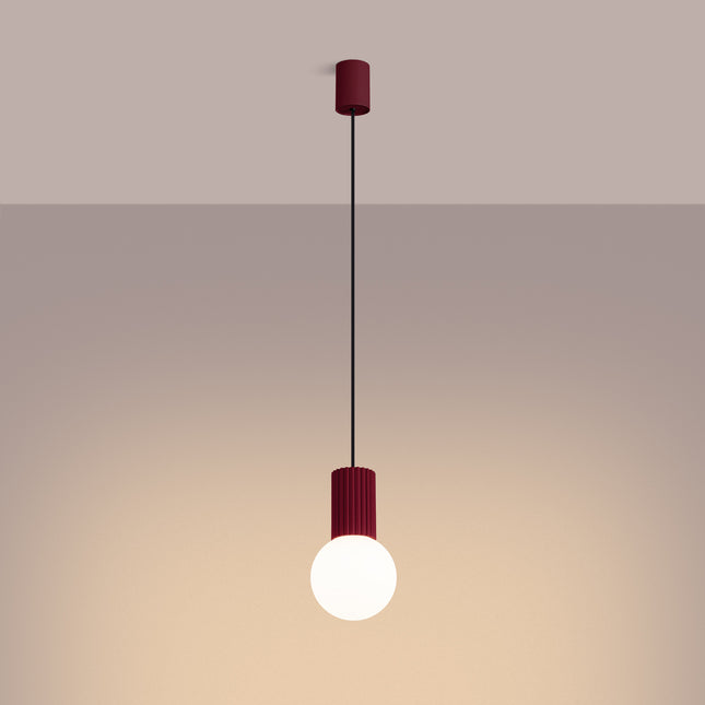 Suspension Halo 1 bordeaux, détail du cylindre nervuré en aluminium et du câble de suspension