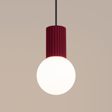 Suspension Halo 1 bordeaux vue de profil, silhouette fine et globe sphérique en verre opalin