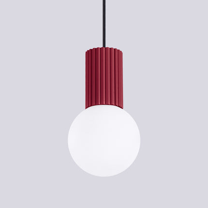Détail du globe en verre opalin de la suspension Halo 1 bordeaux, diffusion douce de la lumière