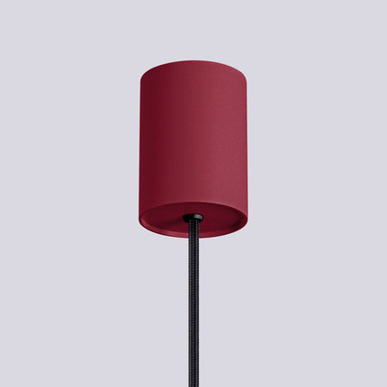 Suspension Halo 1 bordeaux installée au-dessus d'une table à manger, ambiance chaleureuse
