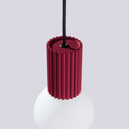 Suspension Halo 1 bordeaux en situation dans un salon contemporain