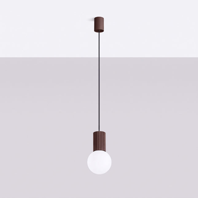 Suspension Halo 1 brun chocolat, vue en situation sur fond clair