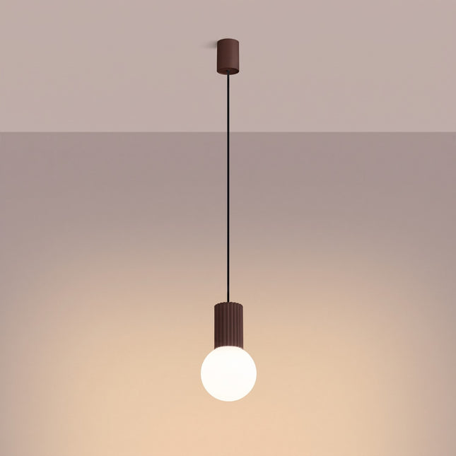 Suspension Halo 1 brun chocolat, lumière allumée, diffusion du verre opalin