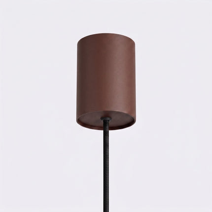 Suspension Halo 1 brun chocolat sur fond coloré, vue de trois quarts