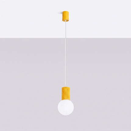Suspension Halo 1 jaune ambré, vue en situation sur fond clair