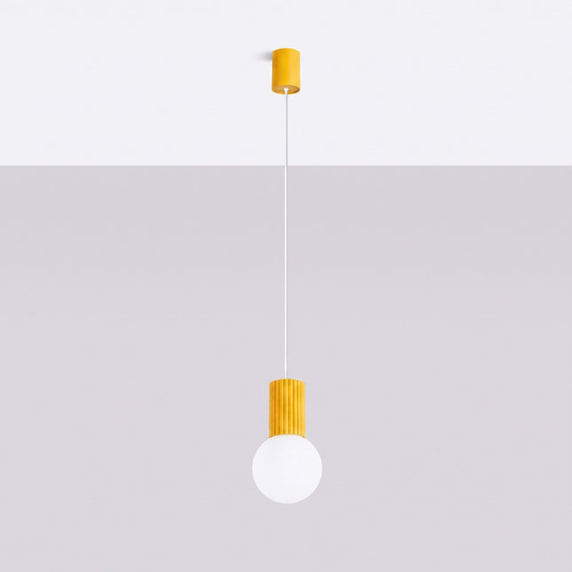 Suspension Halo 1 jaune ambré, vue en situation sur fond clair