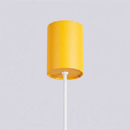 Suspension Halo 1 jaune ambré sur fond coloré, vue de trois quarts