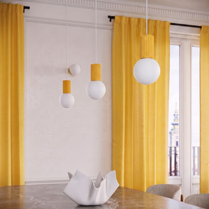 Suspension Halo 1 jaune ambré dans un intérieur contemporain