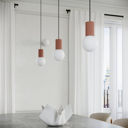 Suspension Halo 1 moka, détail de la fixation au plafond et du câble