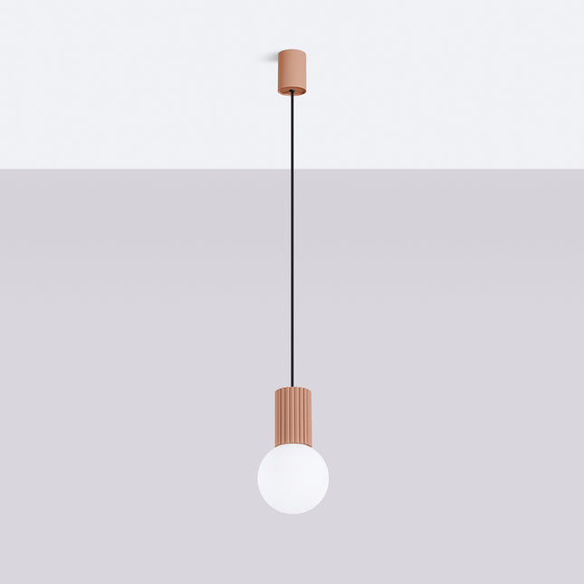 Suspension Halo 1 moka vue de face, globe en verre opalin et cylindre aluminium nervuré