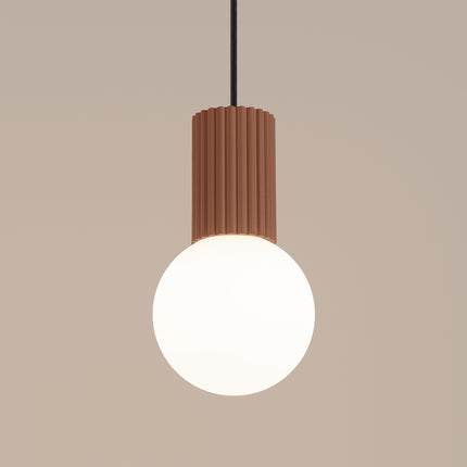 Suspension Halo 1 moka vue de profil, silhouette fine et globe sphérique en verre opalin