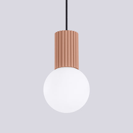 Détail du globe en verre opalin de la suspension Halo 1 moka, diffusion douce de la lumière