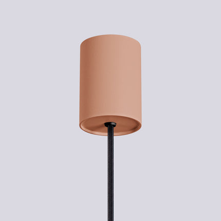 Suspension Halo 1 moka installée au-dessus d'une table à manger, ambiance chaleureuse
