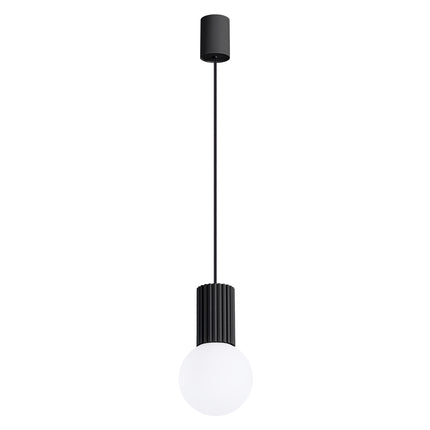 Suspension Halo 1 noire, packshot sur fond neutre, globe en verre opalin et cylindre aluminium nervuré