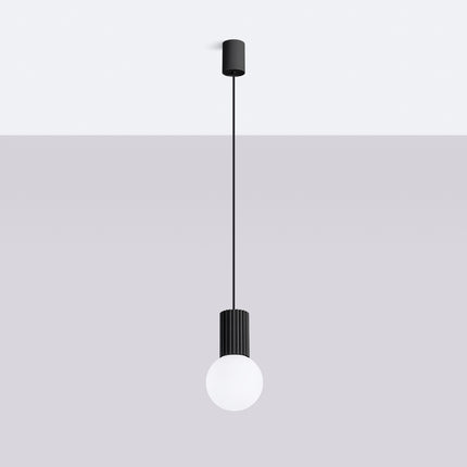 Suspension Halo 1 noire vue de face, globe en verre opalin et cylindre aluminium nervuré