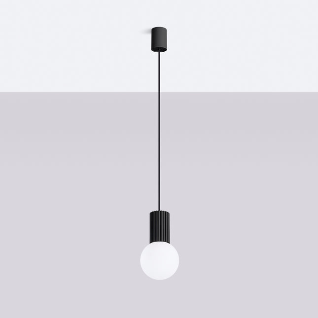 Suspension Halo 1 noire vue de face, globe en verre opalin et cylindre aluminium nervuré