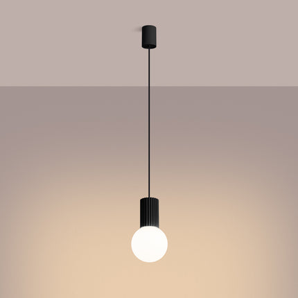 Suspension Halo 1 noire, détail du cylindre nervuré en aluminium et du câble de suspension