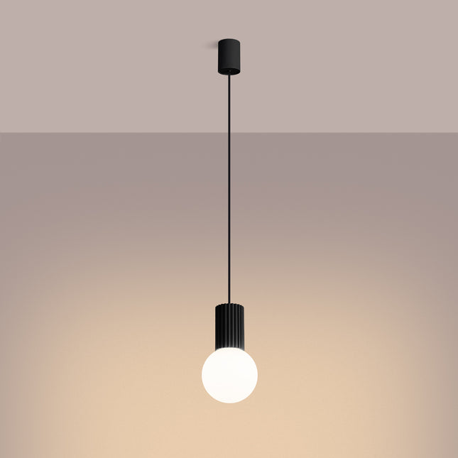 Suspension Halo 1 noire, détail du cylindre nervuré en aluminium et du câble de suspension