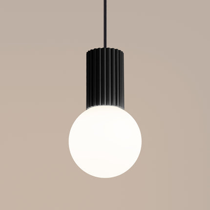 Suspension Halo 1 noire vue de profil, silhouette fine et globe sphérique en verre opalin