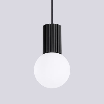 Détail du globe en verre opalin de la suspension Halo 1 noire, diffusion douce de la lumière
