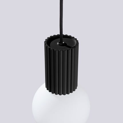 Suspension Halo 1 noire en situation dans un salon contemporain