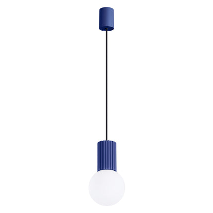 Suspension Halo 1 outremer, packshot sur fond neutre, globe en verre opalin et cylindre aluminium nervuré