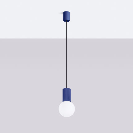 Suspension Halo 1 outremer vue de face, globe en verre opalin et cylindre aluminium nervuré