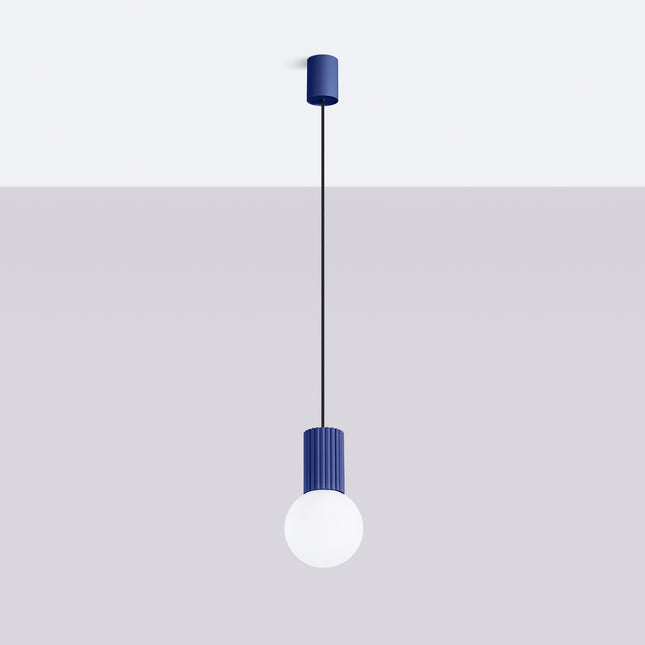 Suspension Halo 1 outremer vue de face, globe en verre opalin et cylindre aluminium nervuré