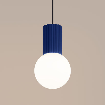Suspension Halo 1 outremer vue de profil, silhouette fine et globe sphérique en verre opalin