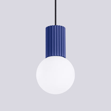 Détail du globe en verre opalin de la suspension Halo 1 outremer, diffusion douce de la lumière