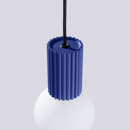 Suspension Halo 1 outremer en situation dans un salon contemporain