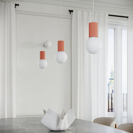 Suspension Halo 1 pêche dans une ambiance japandi, lumière tamisée