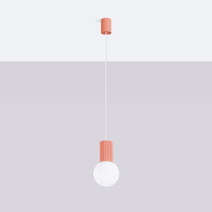 Suspension Halo 1 pêche vue de face, globe en verre opalin et cylindre aluminium nervuré
