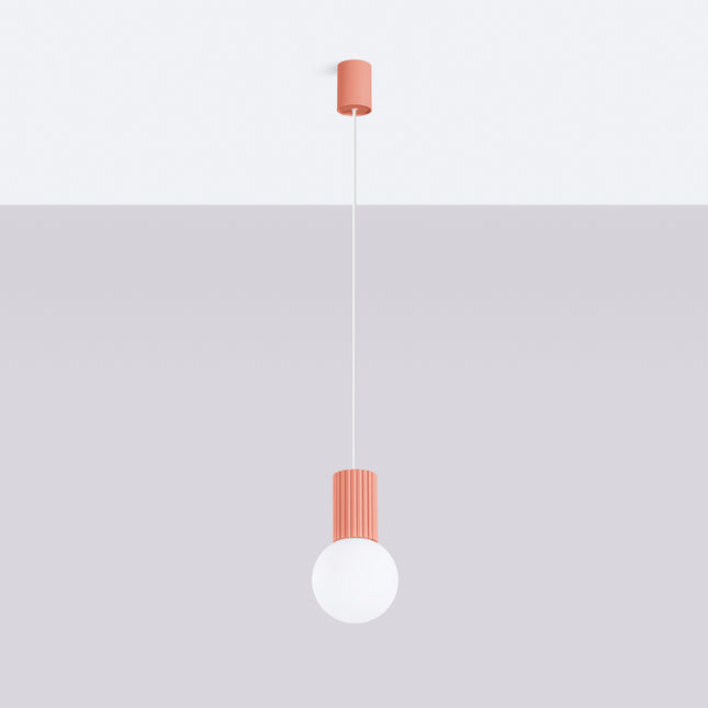 Suspension Halo 1 pêche vue de face, globe en verre opalin et cylindre aluminium nervuré