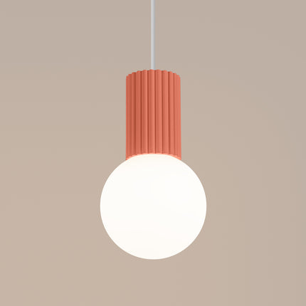 Suspension Halo 1 pêche vue de profil, silhouette fine et globe sphérique en verre opalin