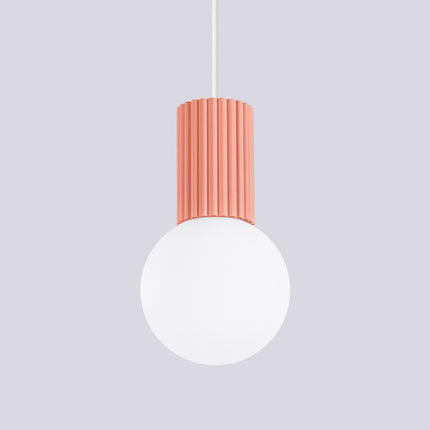 Détail du globe en verre opalin de la suspension Halo 1 pêche, diffusion douce de la lumière