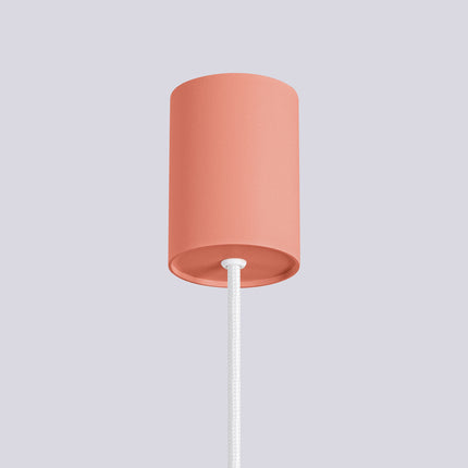 Suspension Halo 1 pêche installée au-dessus d'une table à manger, ambiance chaleureuse