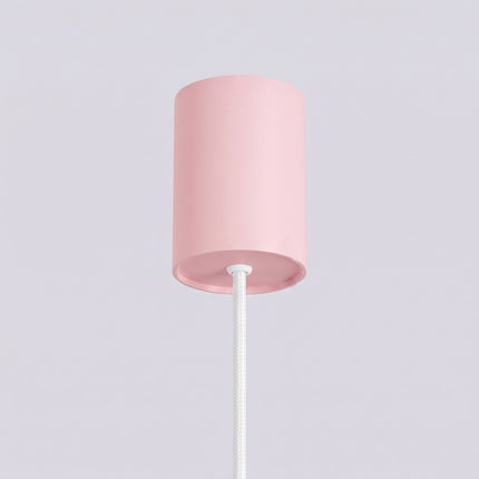 Suspension Halo 1 rose poudré sur fond coloré, vue de trois quarts