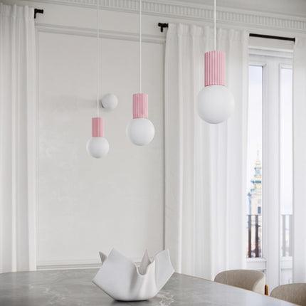 Suspension Halo 1 rose poudré dans un intérieur contemporain