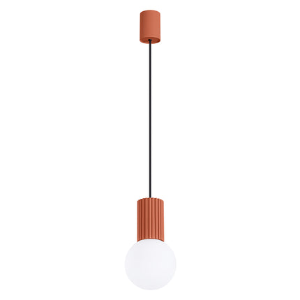 Suspension Halo 1 rouge ocre, packshot sur fond neutre, globe en verre opalin et cylindre aluminium nervuré