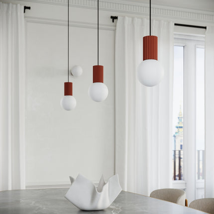 Suspension Halo 1 rouge ocre, vue de dessous montrant le globe en verre opalin