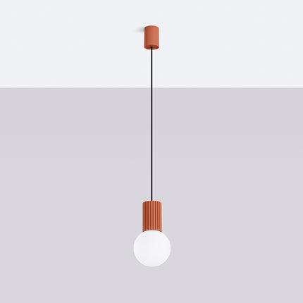 Suspension Halo 1 rouge ocre vue de face, globe en verre opalin et cylindre aluminium nervuré