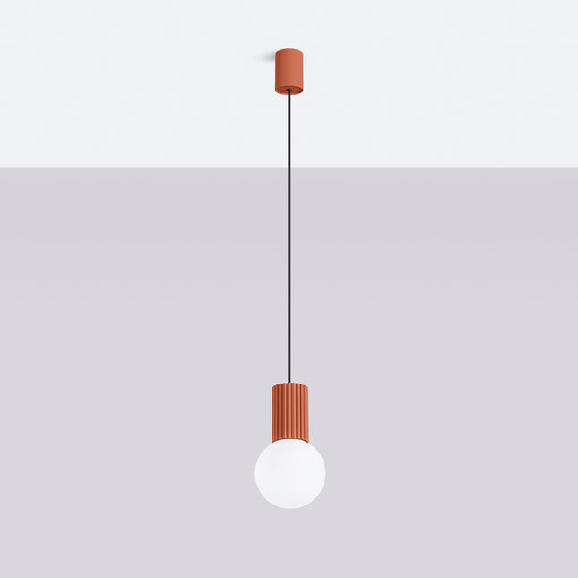 Suspension Halo 1 rouge ocre vue de face, globe en verre opalin et cylindre aluminium nervuré