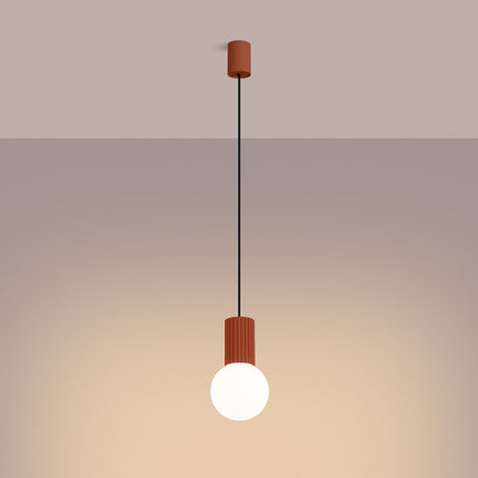 Suspension Halo 1 rouge ocre, détail du cylindre nervuré en aluminium et du câble de suspension