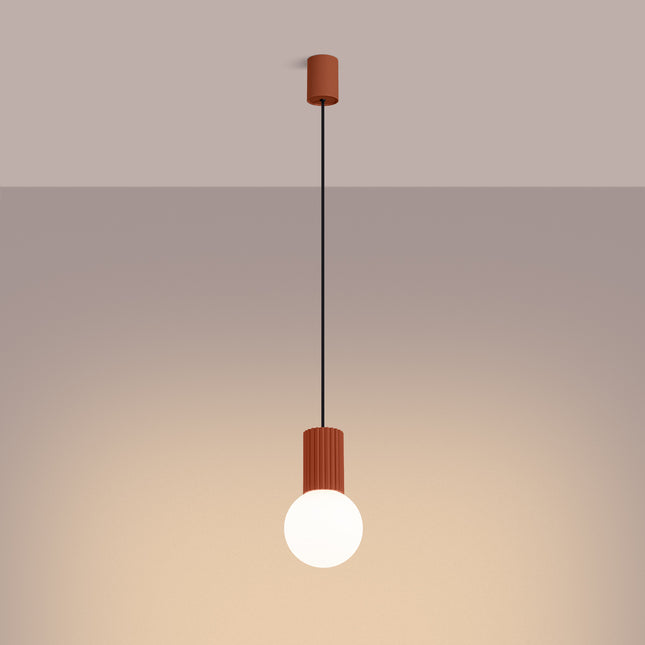 Suspension Halo 1 rouge ocre, détail du cylindre nervuré en aluminium et du câble de suspension