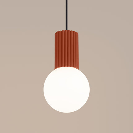 Suspension Halo 1 rouge ocre vue de profil, silhouette fine et globe sphérique en verre opalin