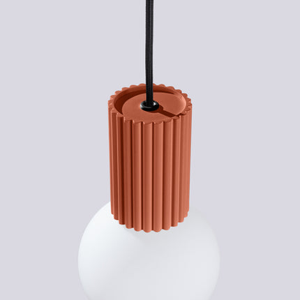 Suspension Halo 1 rouge ocre en situation dans un salon contemporain