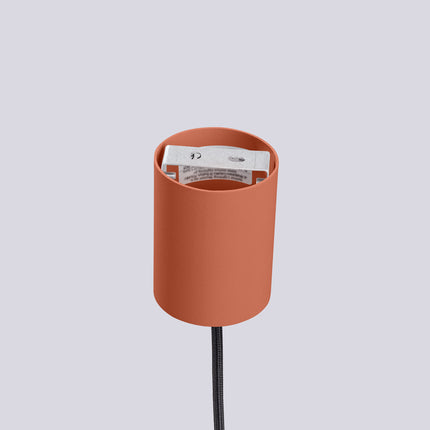Suspension Halo 1 rouge ocre, vue rapprochée de la finition mate aluminium